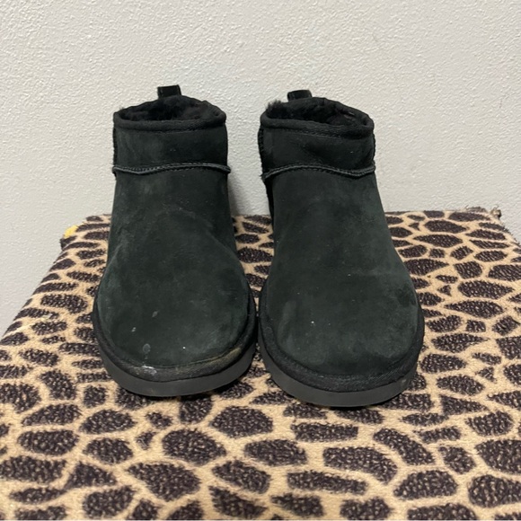 UGG Ultra Mini Classic Slip On Casual Boots Black Suede Modest Womens 8 - Picture 3 of 9
